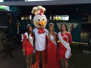 Mascote do Frango Chef divulga festival gastronômico na Expo Marema